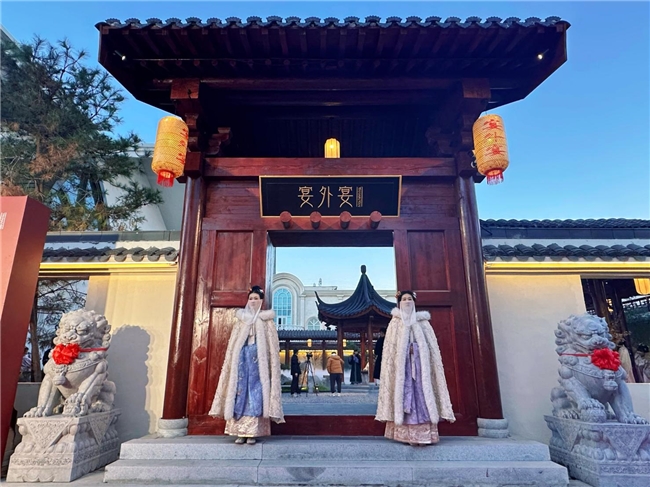 北京首家红楼梦主题沉浸式餐秀「宴外宴」盛大开园:入梦红楼,不负初见,引领餐饮文化新势能!(图2) 北京首家红楼梦主题沉浸式餐秀「宴外宴」盛大开园:入梦红楼,不负初见,引领餐饮文化新势能!(图2)